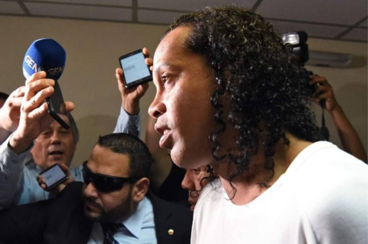 Juez decide mantener en prisión preventiva a Ronaldinho en Paraguay