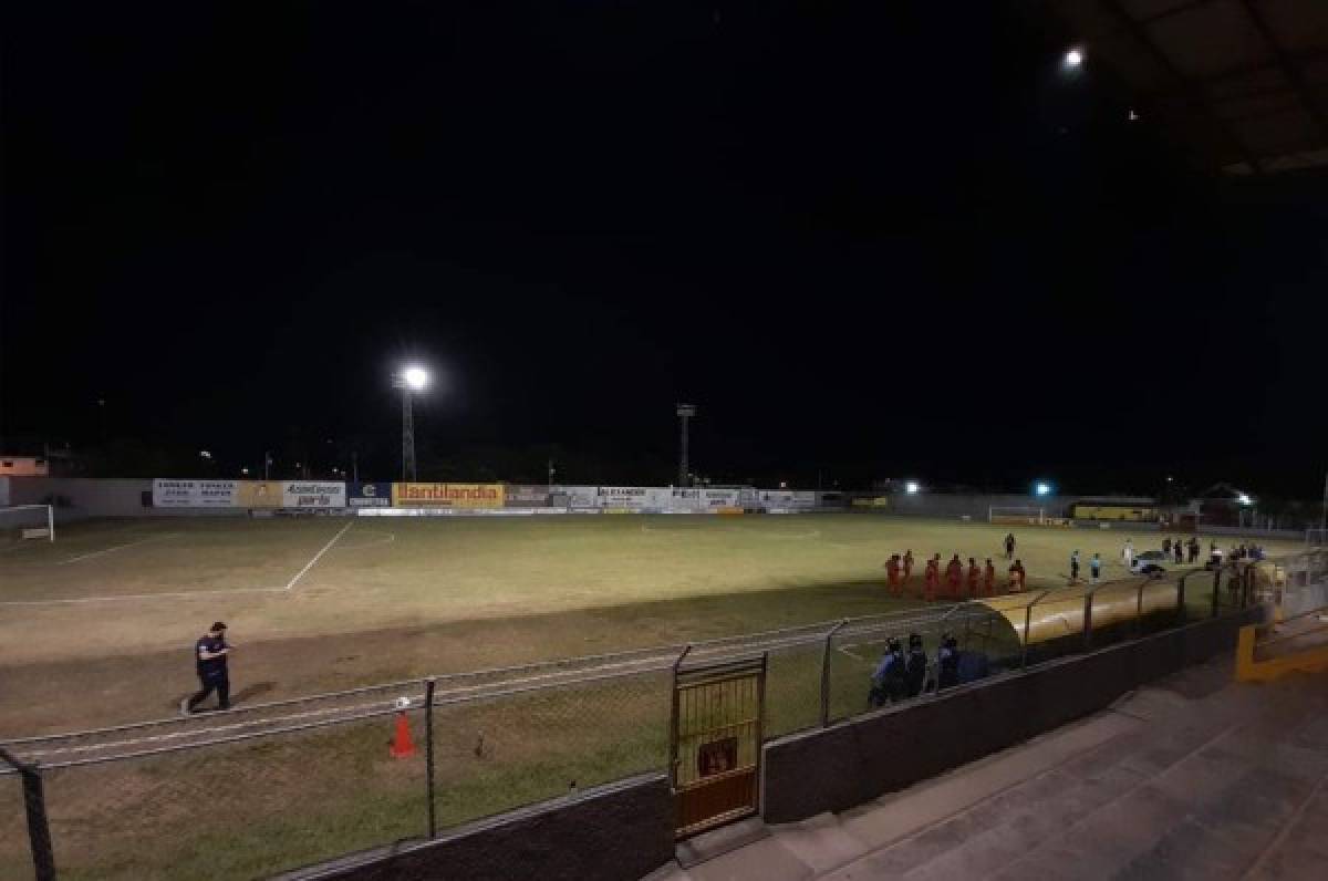 ¡Otro apagón en El Progreso! Juego Honduras y Lobos fue interrumpido por fallas eléctricas en torre de iluminación