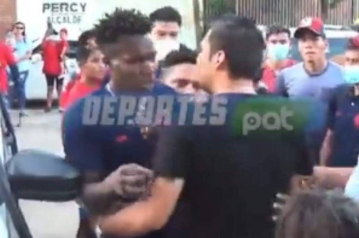 Baño de aceite quemado, uno apaleado y otro apedreado: futbolistas hondureños que fueron agredidos en el extranjero