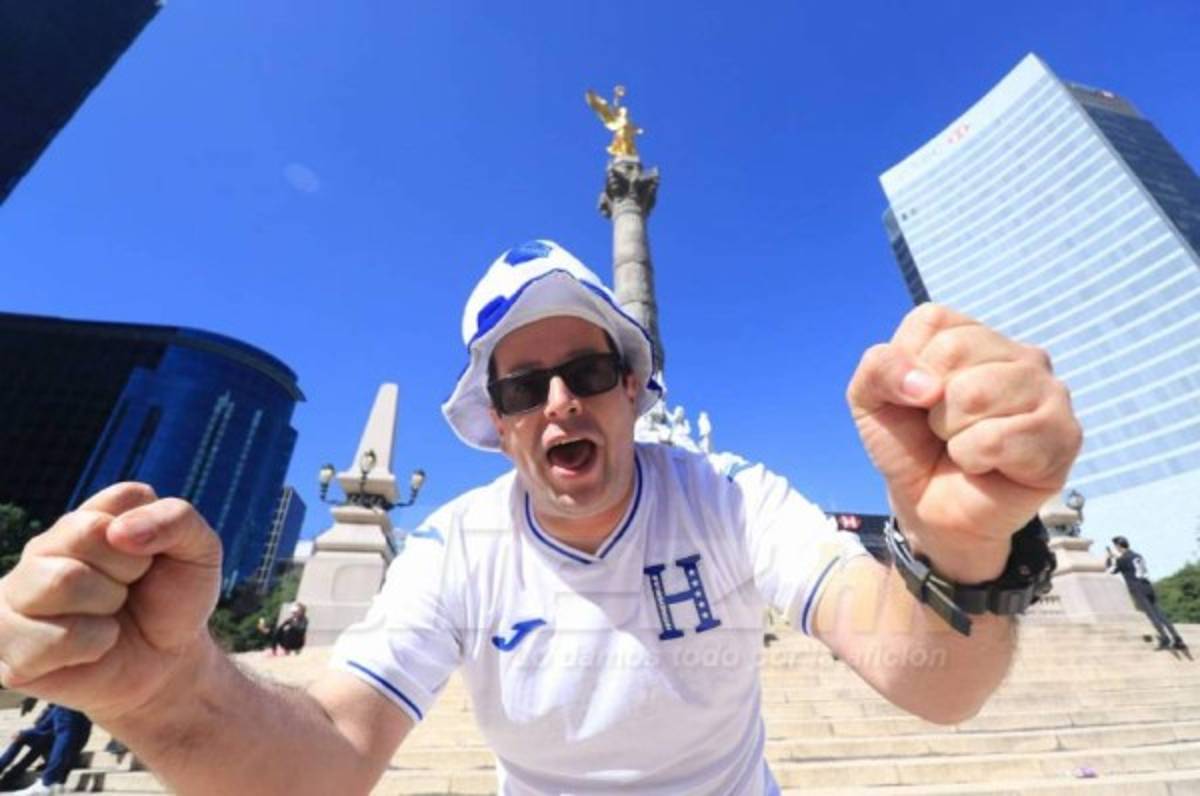 ¡Tomaron el Ángel de la Independencia! Hondureños decoran el centro del D.F. previo al choque ante México
