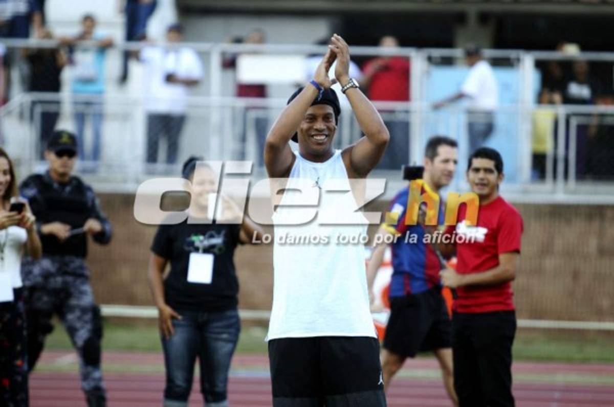 ¡Espectacular! Ronaldinho llevó tremenda felicidad a niños de Honduras