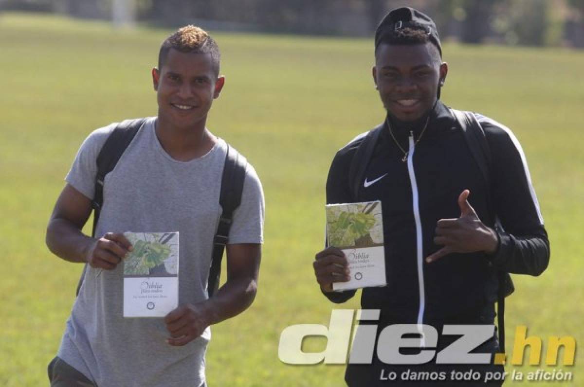 Gerente de campo le regala Biblias a jugadores del Olimpia