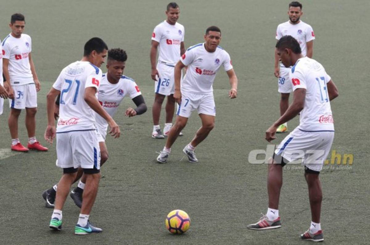 Olimpia entrena con el uniforme que jugará el clásico