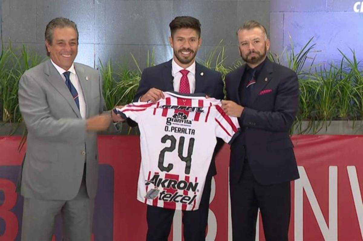 Chivas de Guadalajara presenta al delantero Oribe Peralta