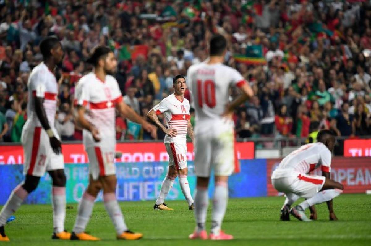 Switzerland's midfielder Steven Zuber (3L) and teammates look dejectedafter the FIFA World Cup 2018 Group B qualifier football match between Portugal and Switzerland at the Luz Stadium in Lisbon on October 10, 2017. / AFP PHOTO / FRANCISCO LEONG