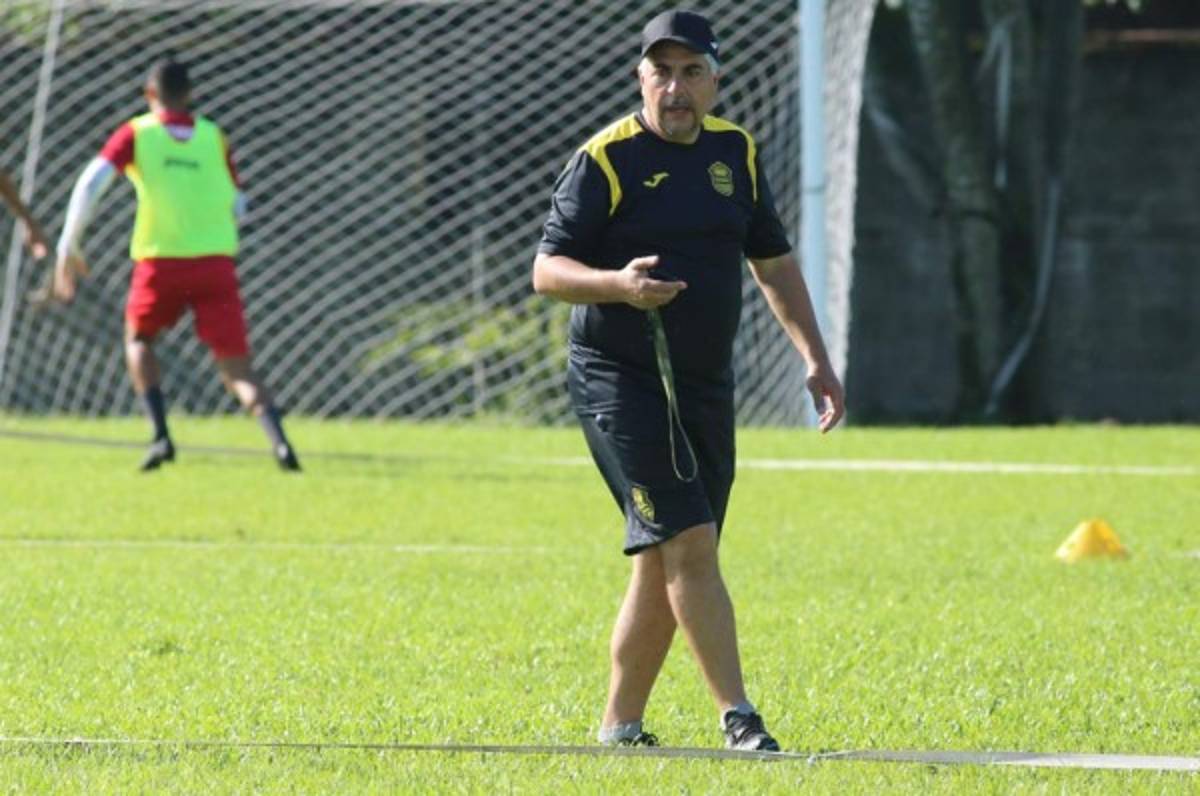 Ramiro Martínez sigue al frente del Real España pese a las críticas y hoy dirigió el entreno con normalidad