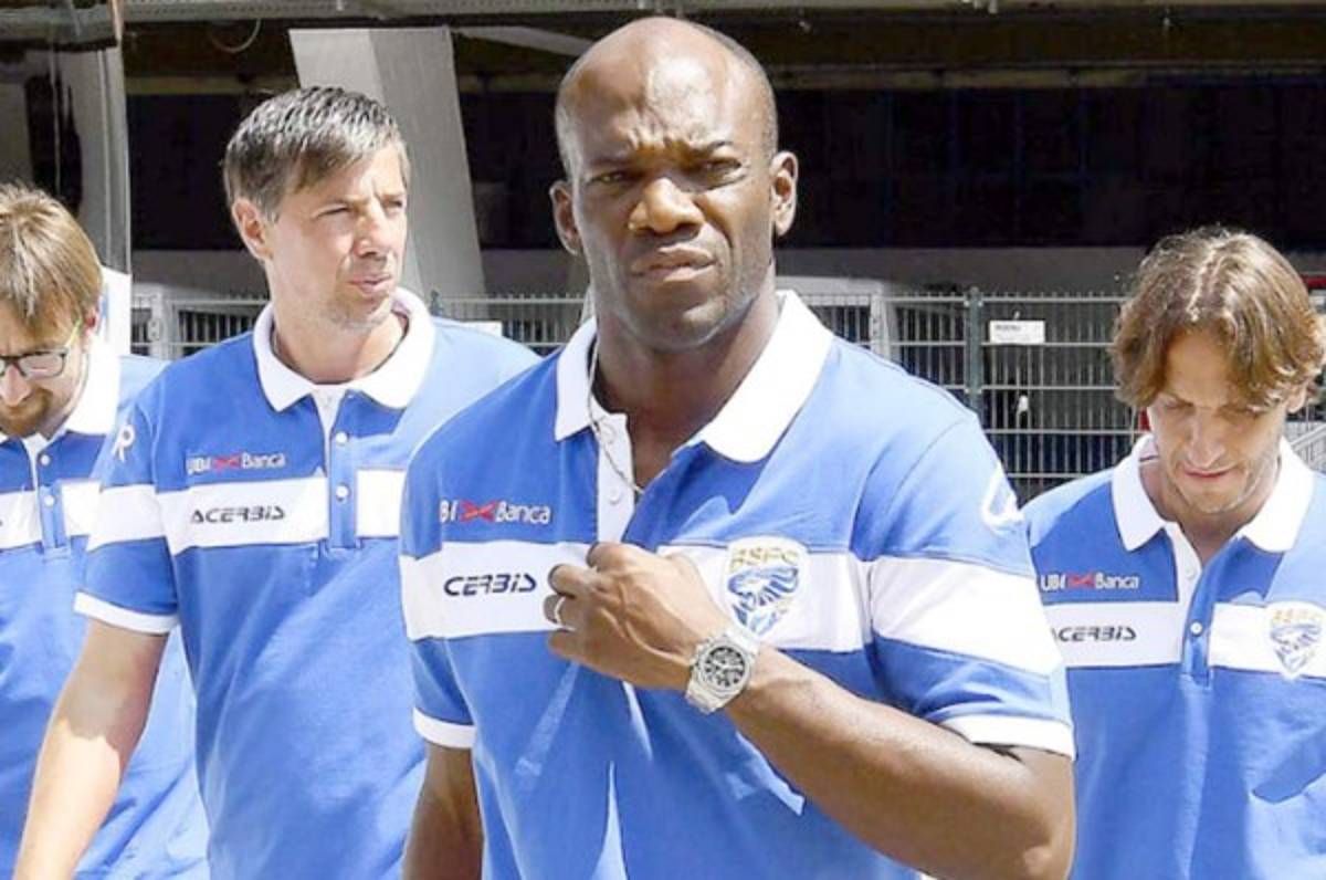 David Suazo se atreve y pone a jugar un niño en su debut en Italia