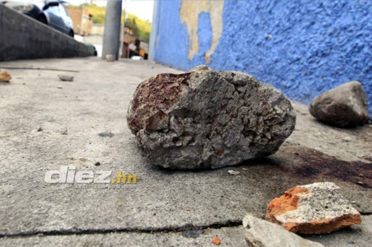 FOTOS: Con piedras llenas de sangre, así luce el estadio Nacional luego de la tragedia