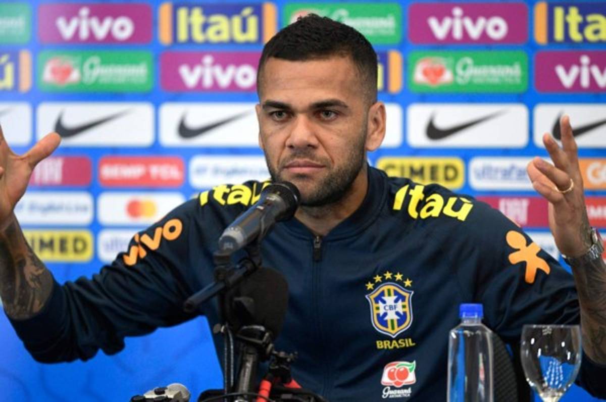 Alves sobre el valor de la entradas: ''Soy de pueblo y quiero que la gente esté en los estadios''