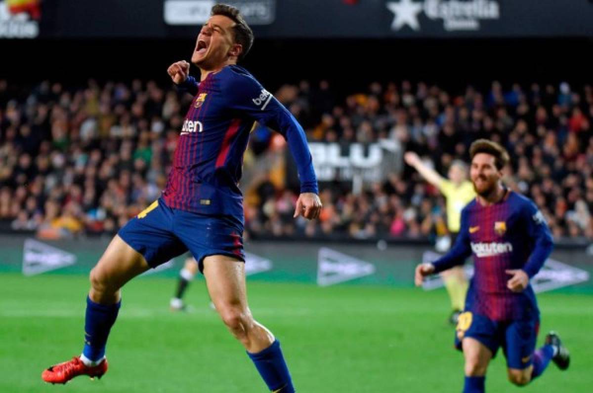 Coutinho se estrenó con gol y así lo celebró ante la mirada de Messi.