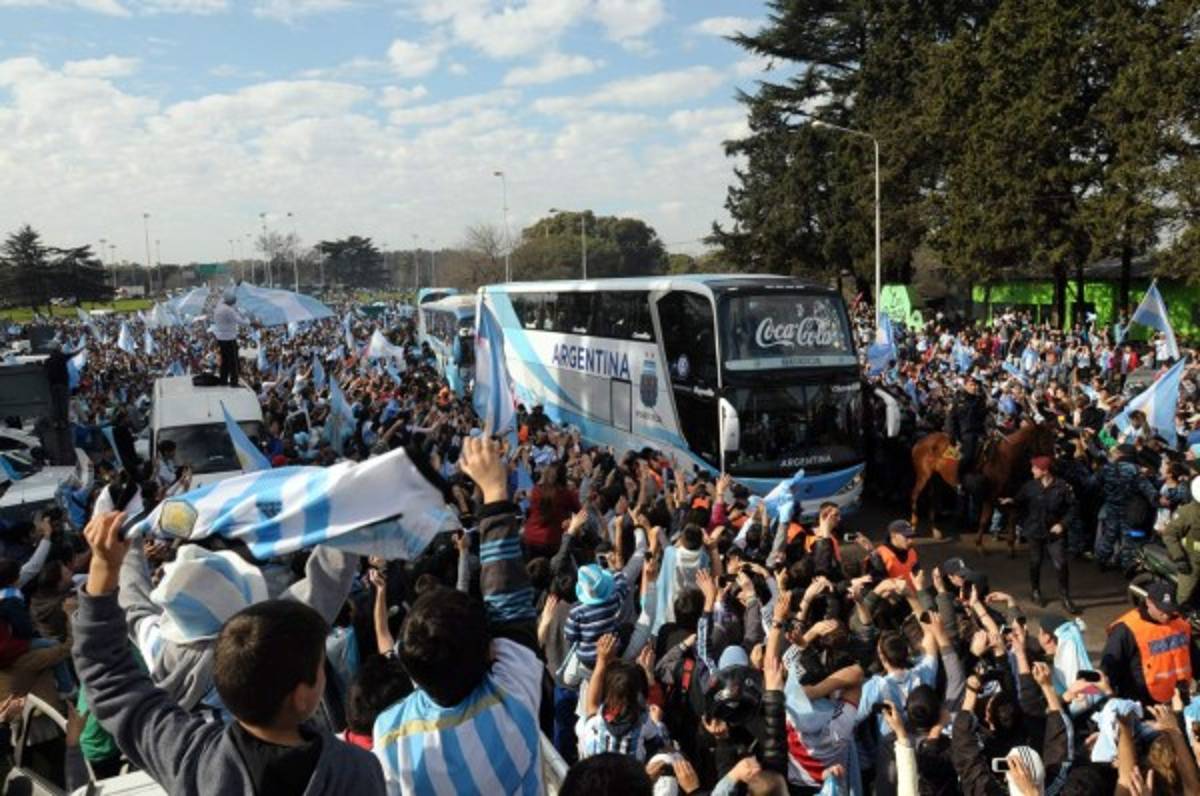 Argentina es recibida por miles de aficionados en Buenos Aires