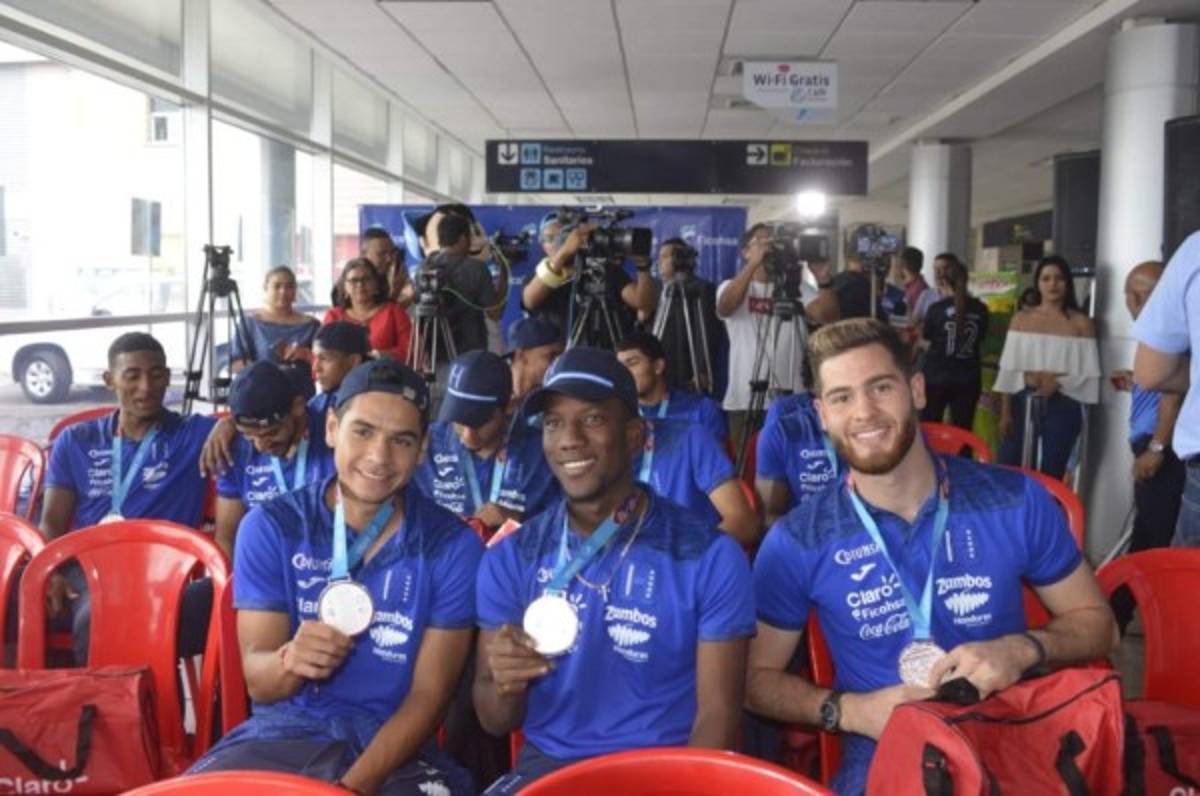 FOTOS: Familiares, novias y hasta un perro, así recibieron a la Sub-23 de Honduras