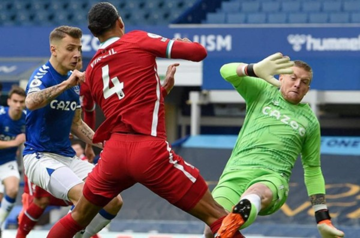 Portero del Everton denuncia que ha recibido amenazas de muerte tras lesionar al capitán del Liverpool