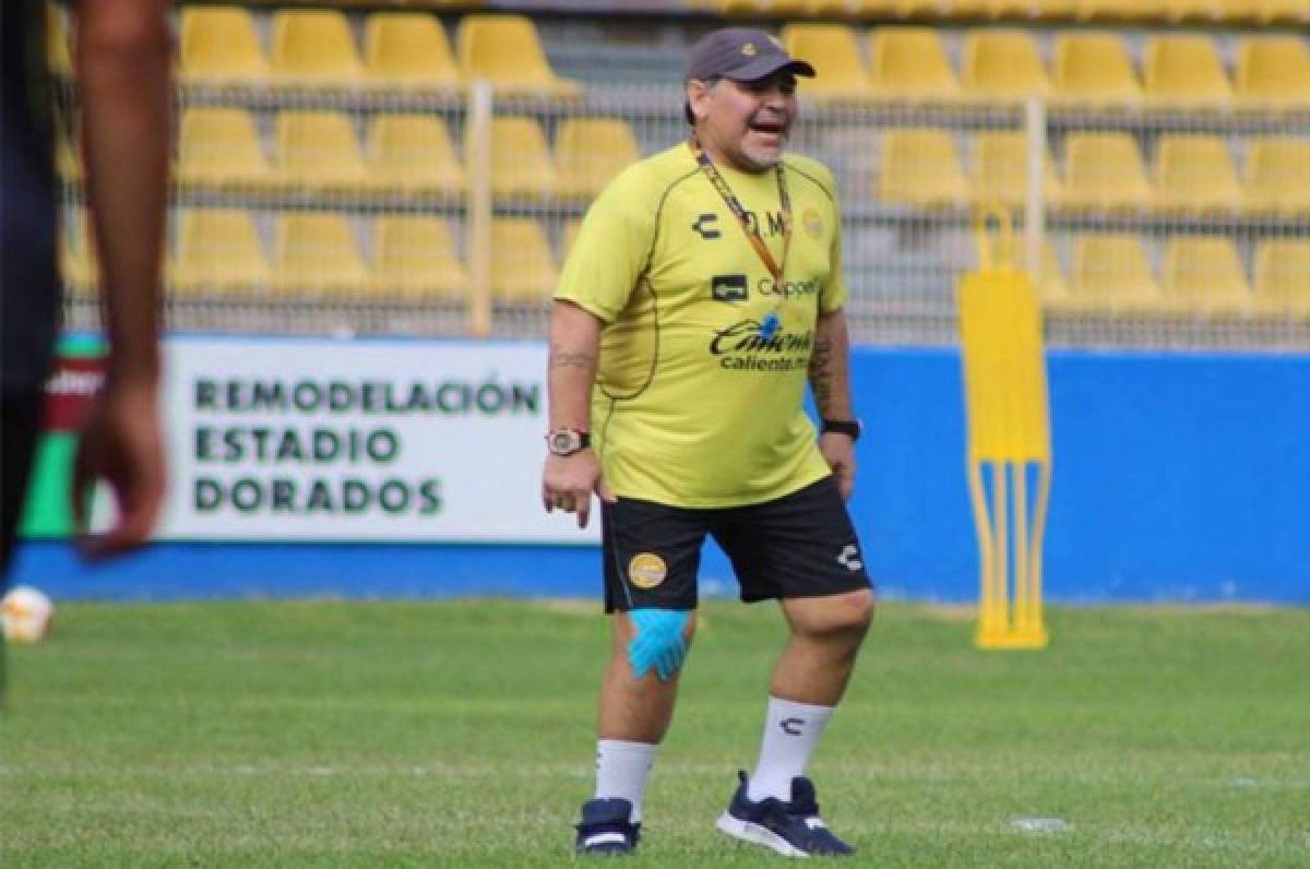 Maradona se sometió con éxito a cirugía de una rodilla en Argentina