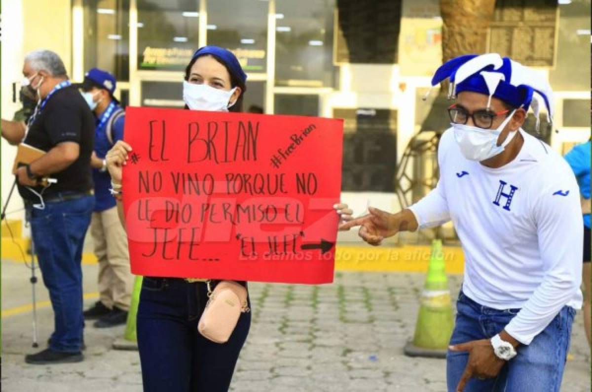 'No jueguen con la alegría del pueblo' y 'Fuera Coito': las pancartas que causaron sensación en el Honduras-Jamaica