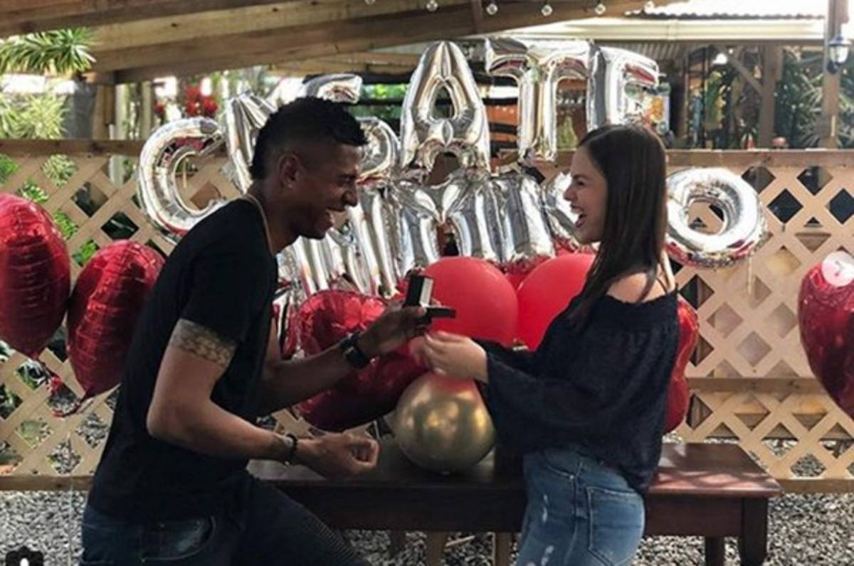 La peculiar forma de pedir matrimonio de Carlo Costly a Tita Torres