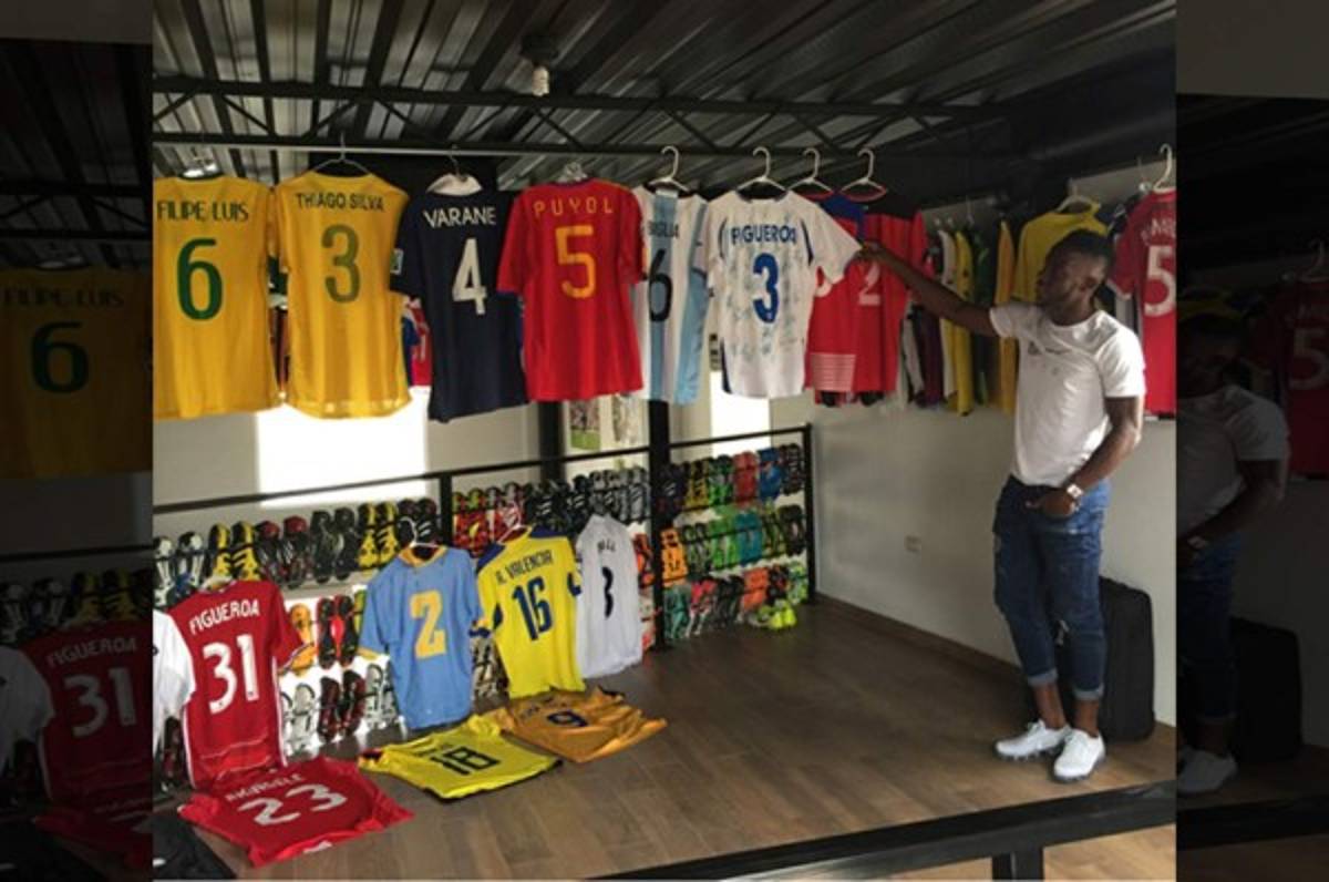 Maynor Figueroa presume su impresionante colección de camisas