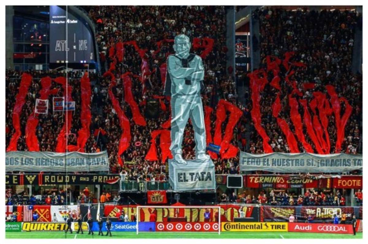 La impresionante estatua del Tata Martino en el Mercedes-Benz Stadium