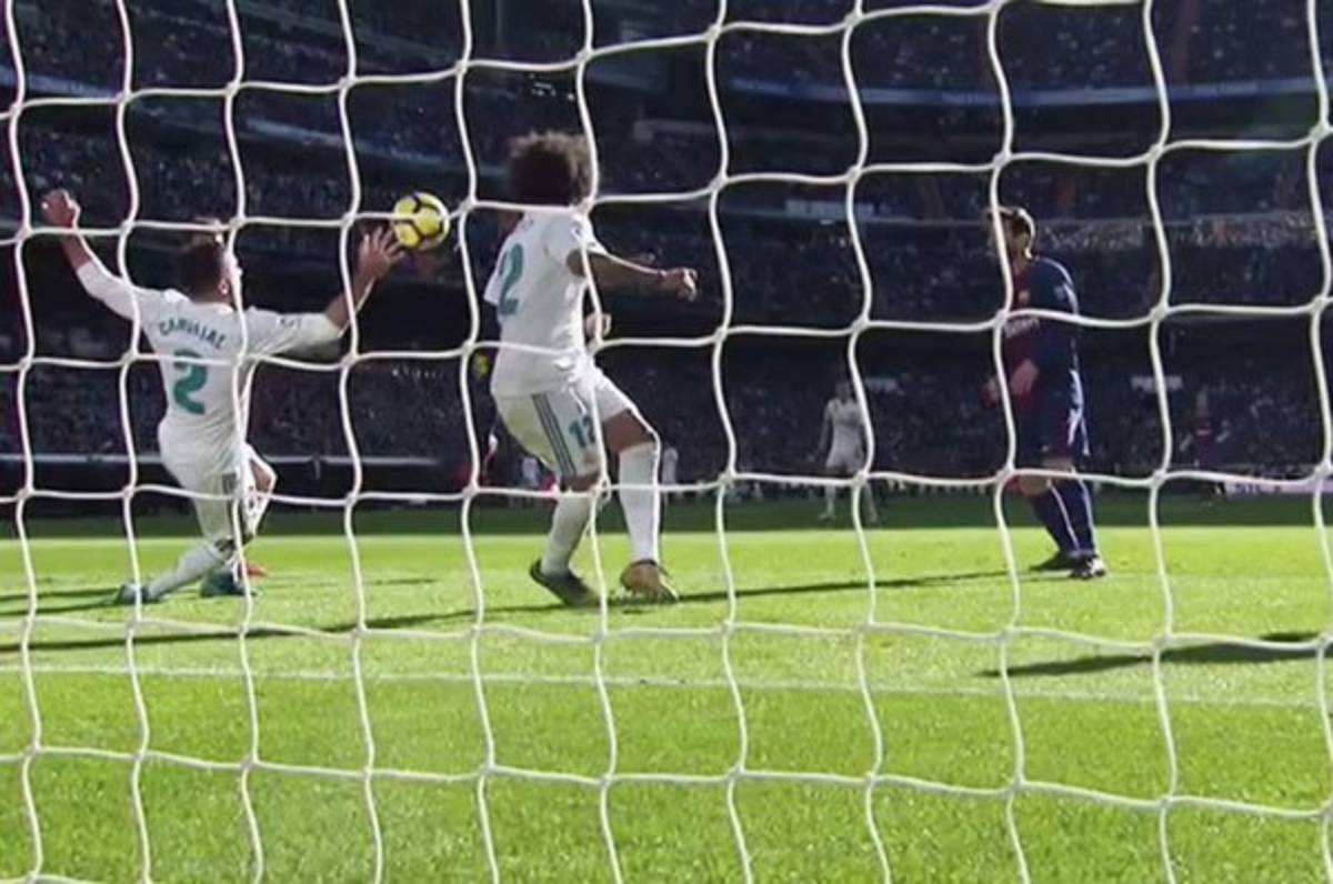 Dani Carvajal expulsado por meter las manos en la línea de gol