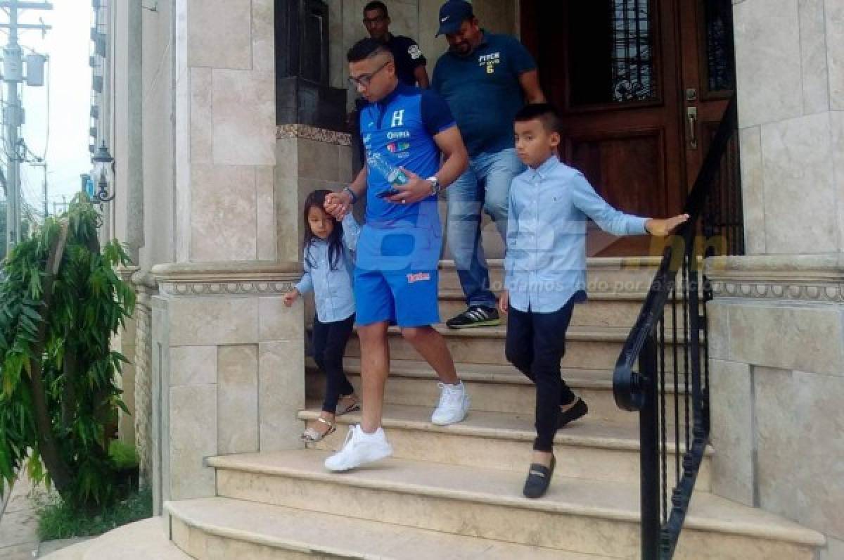 Emilio Izaguirre recibe la visita de sus hijos antes del juego con Australia