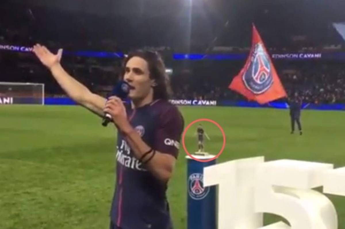 Viral: El trofeo que recibió Cavani del PSG y que desató las burlas