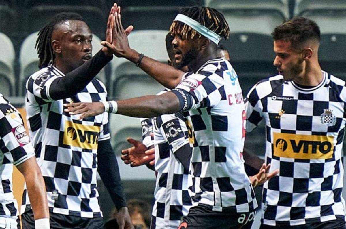 ¡Euforia y júbilo! El festejo del Boavista al vencer a Benfica con Alberth Elis como el mejor del partido