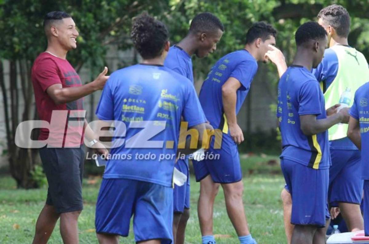 Bryan Acosta llegó a despedirse del plantel del Real España