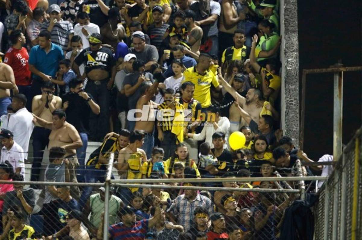 FOTOS: Reclamos, altercados y bombas lacrimógenas en el estadio Morazán