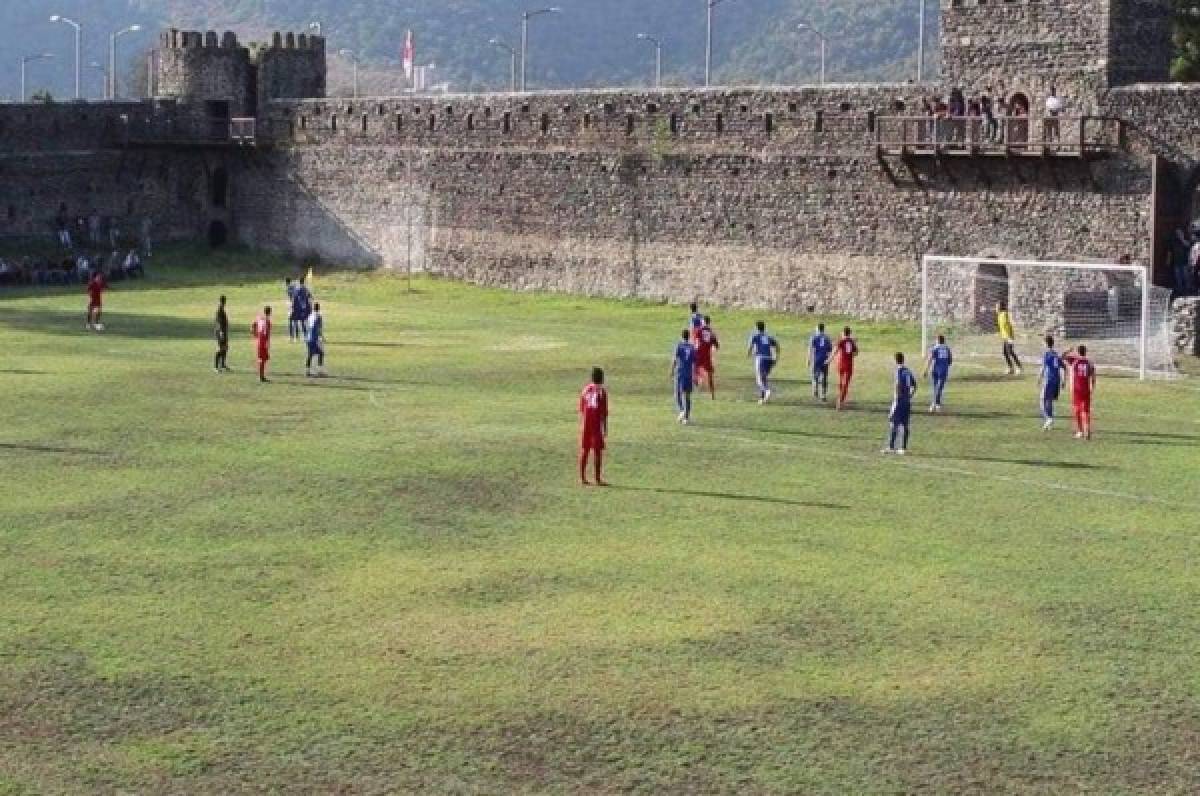 Fotos: Modesto equipo juega sus partidos dentro de un castillo medieval