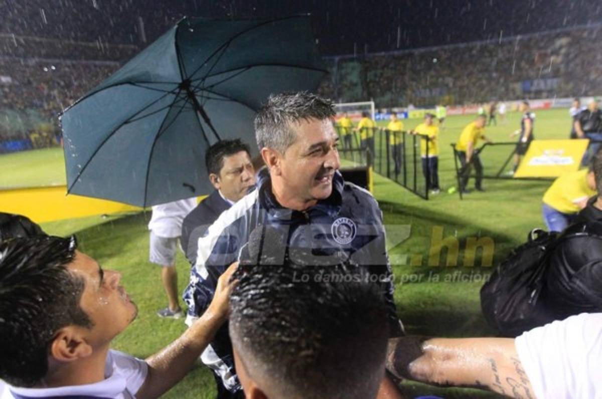 ¡Enorme sonrisa! Diego Vázquez, el que más festejó en el camerino de Motagua tras el bicampeonato