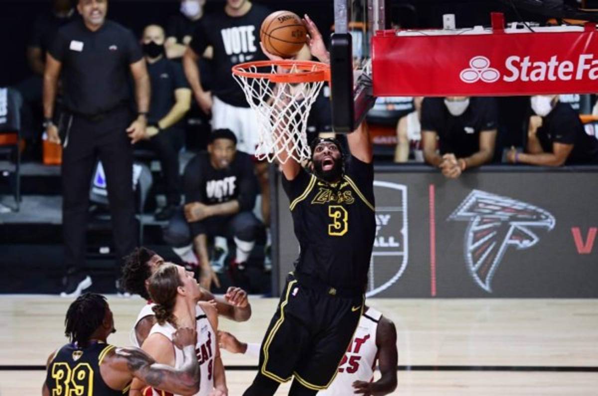 ¡Por lo alto! Los Lakers ganan el juego dos de las Finales de NBA y lideran 2-0 a un Heat lleno de ausencias