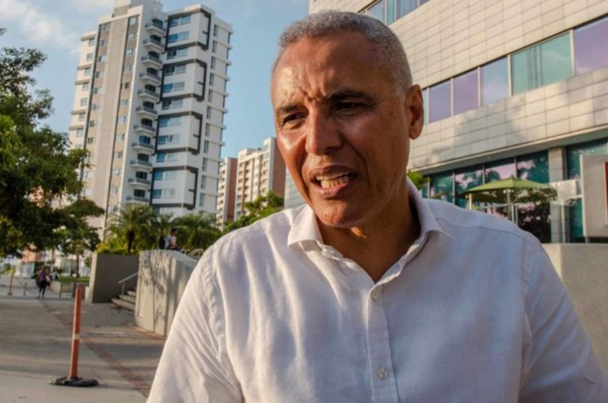 Alexis Mendoza deja de ser entrenador del Sporting Cristal de Perú