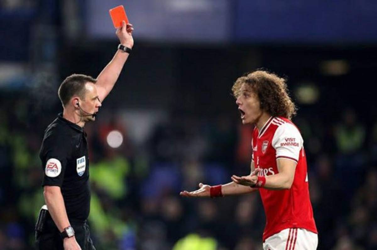 La peculiar y nueva regla en la Premier League: expulsión por toser a un rival y acabar en los tribunales