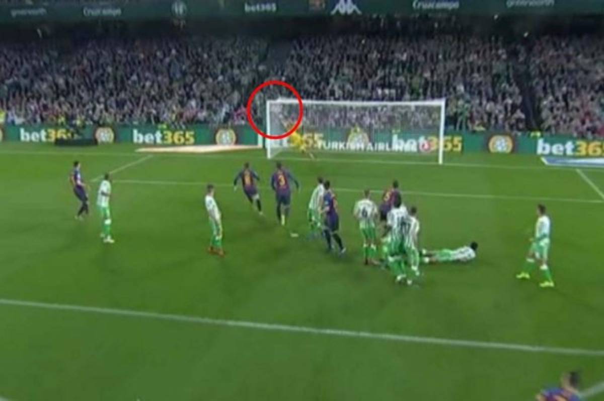 Magistral: Lionel Messi le marca un golazo de tiro libre al Betis en La Liga.