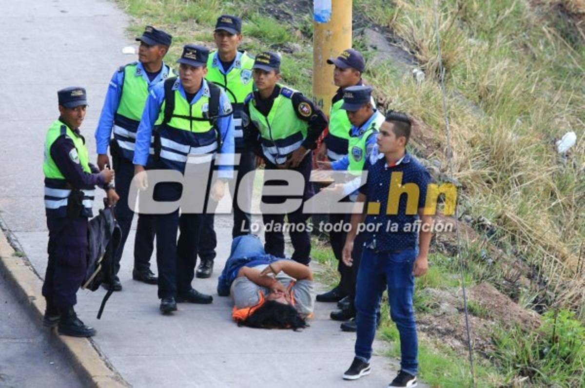 ¡TERRIBLES IMÁGENES! Así fue la bronca entre las barras de Olimpia y Motagua