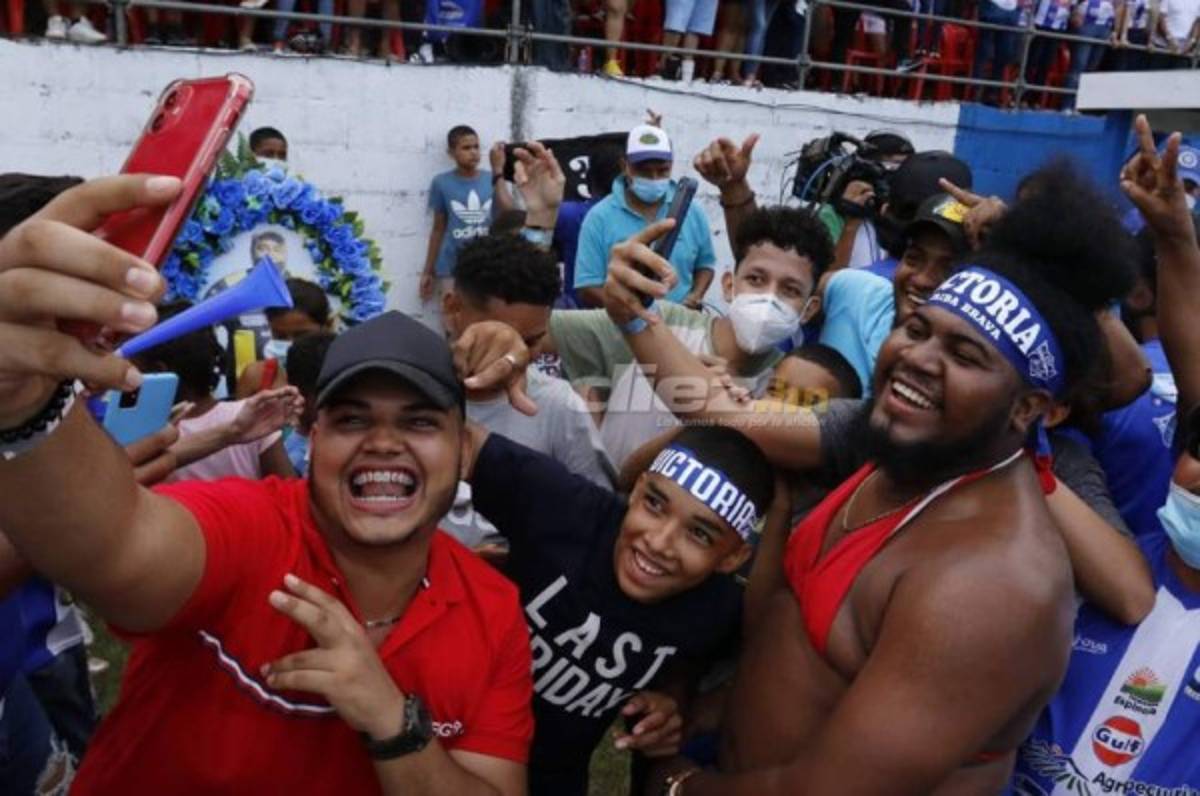 ¡En traje de baño! La More cumple promesa y Victoria celebra su ascenso a Liga Nacional en Honduras