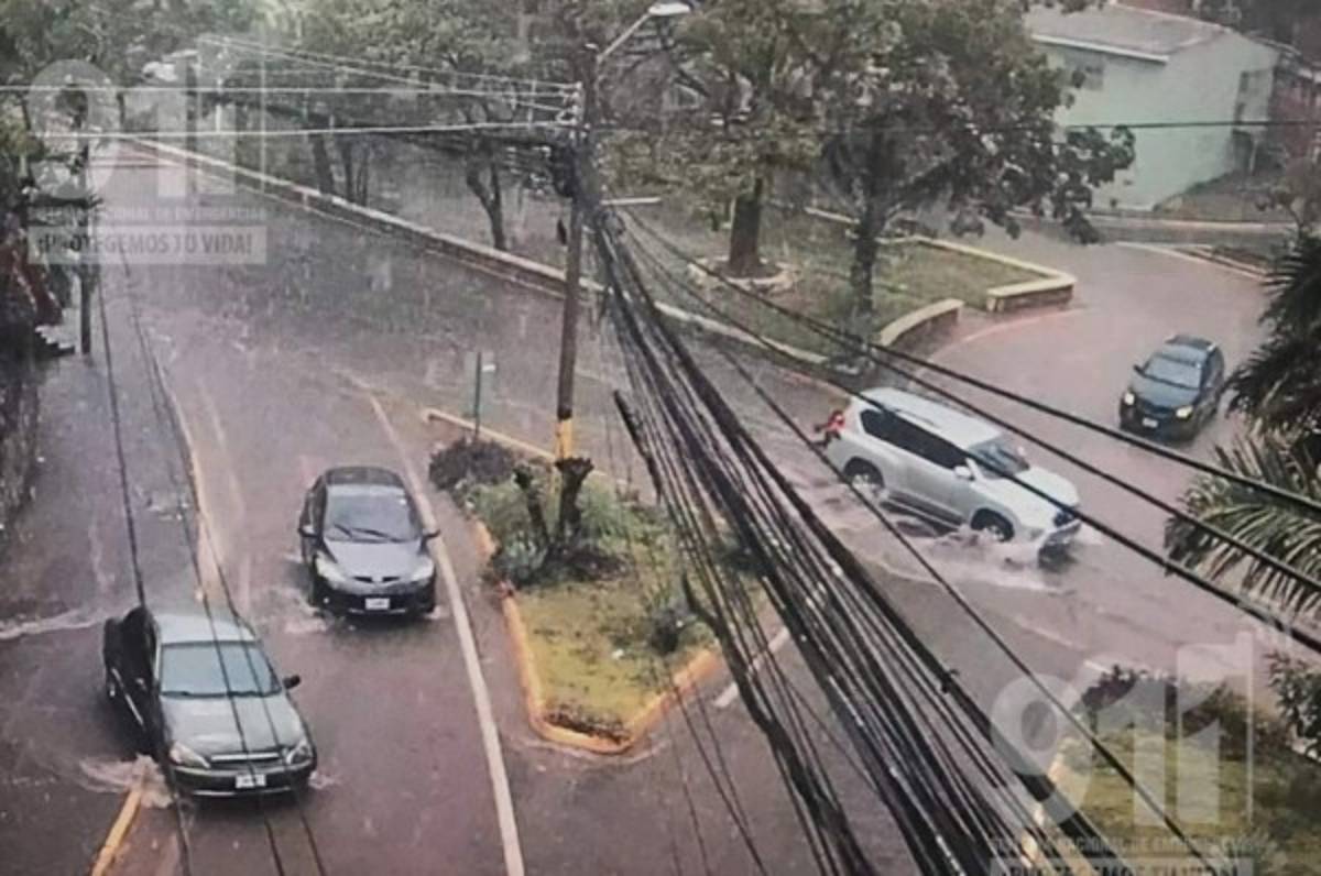 Inundaciones, derrumbes y caos vial provocan fuertes lluvias en varias zonas en Tegucigalpa