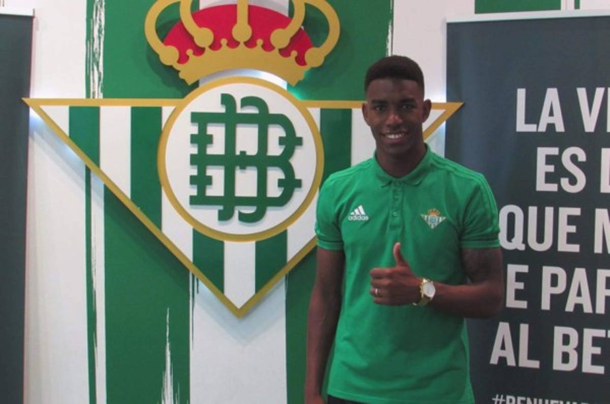 Real Betis de España firma a futbolista dominicano por cuatro años