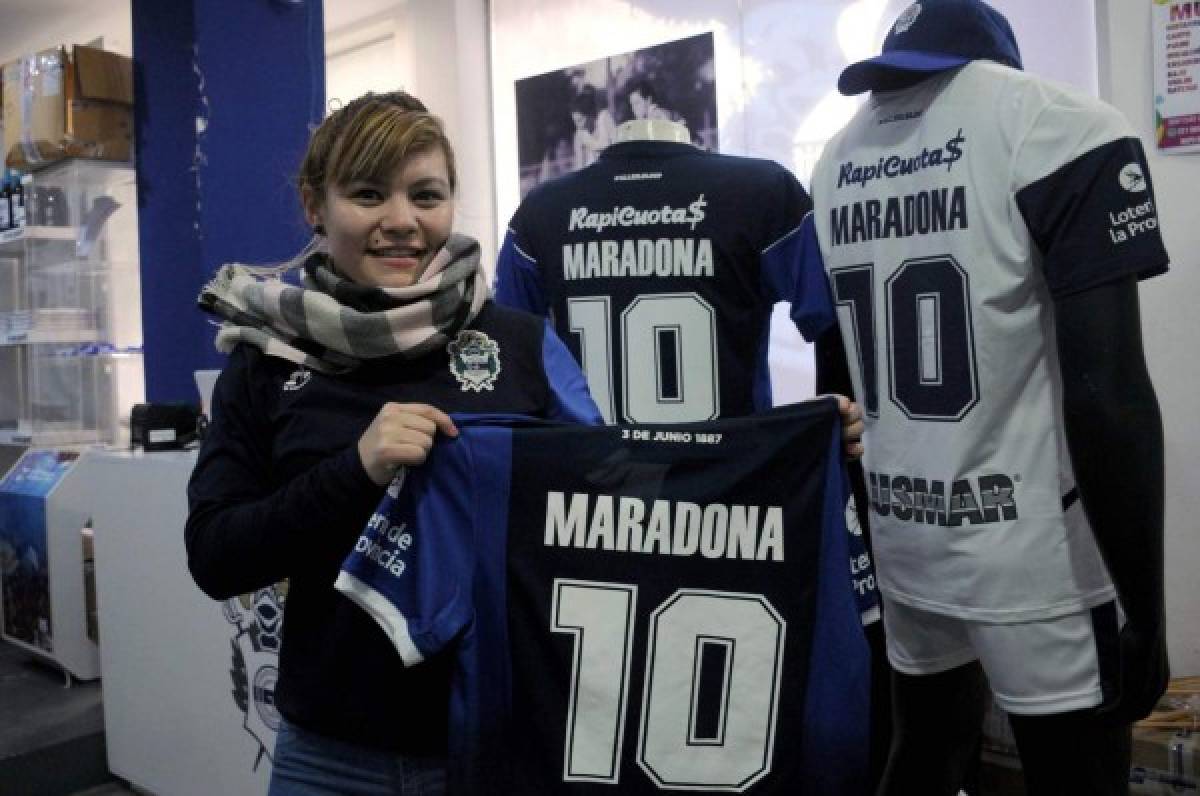 Entre lágrimas: Diego Maradona fue presentado con Gimnasia y desbordó una locura total en La Plata