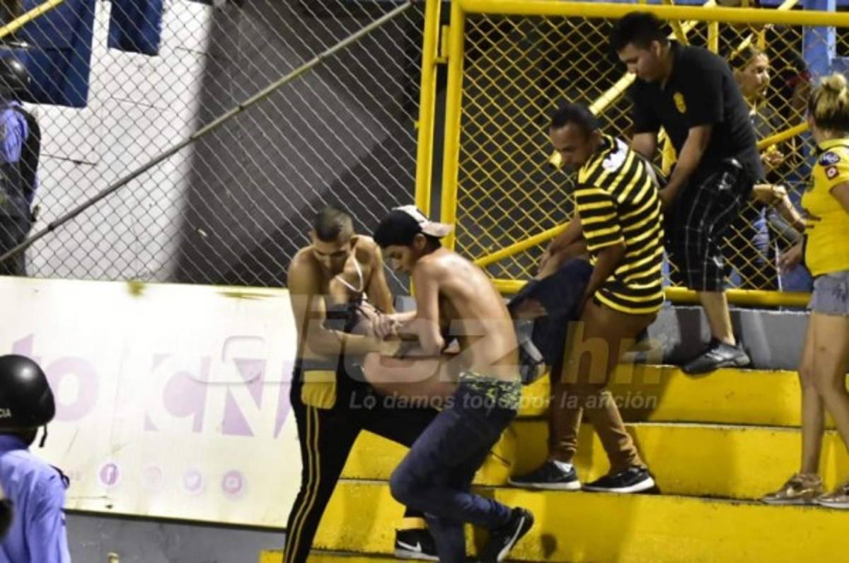 En fotos: Así fue el relajo que armaron las barras del Real España y Olimpia