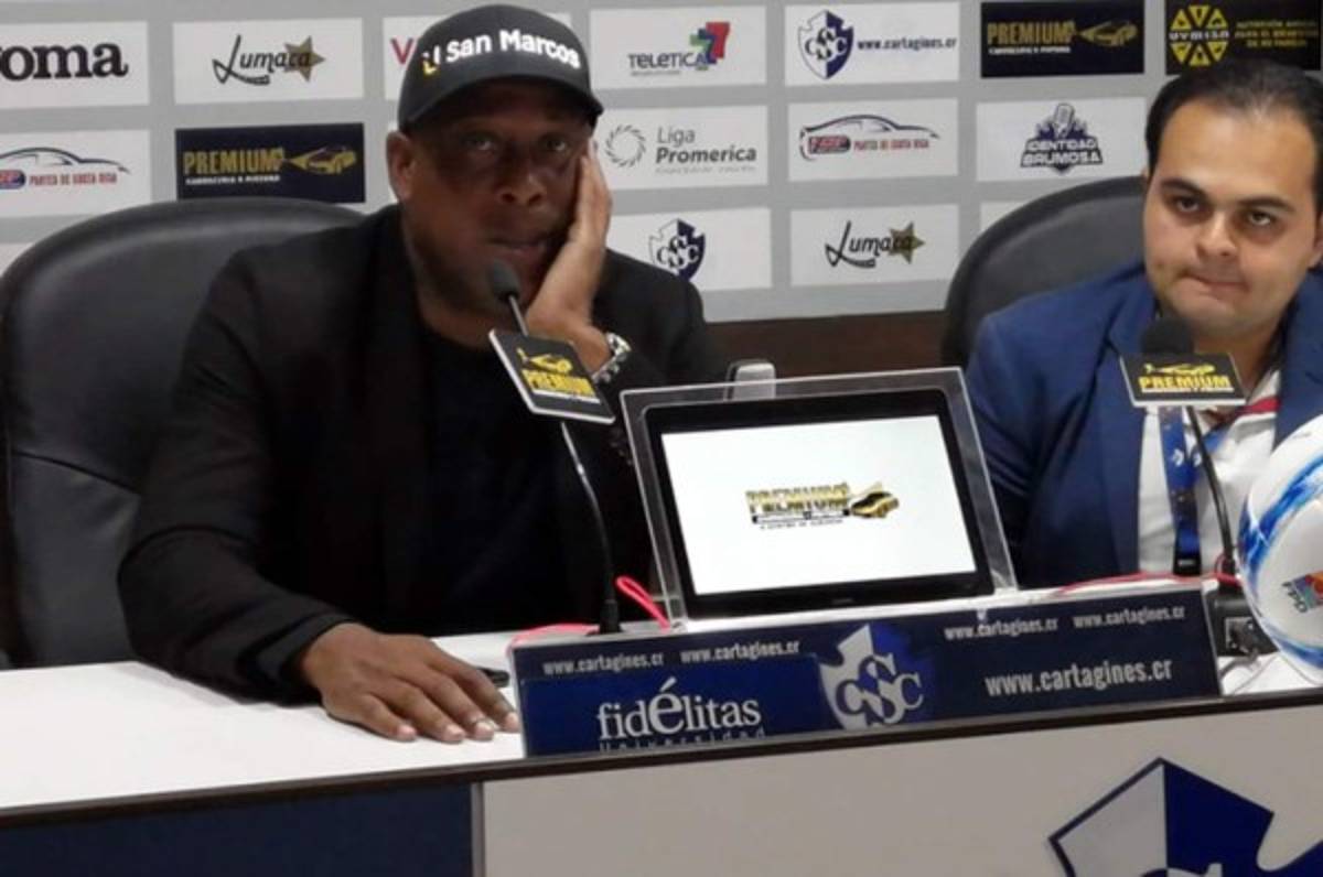 Hernán Medford también la pasa mal en Costa Rica y atiza contra los árbitros