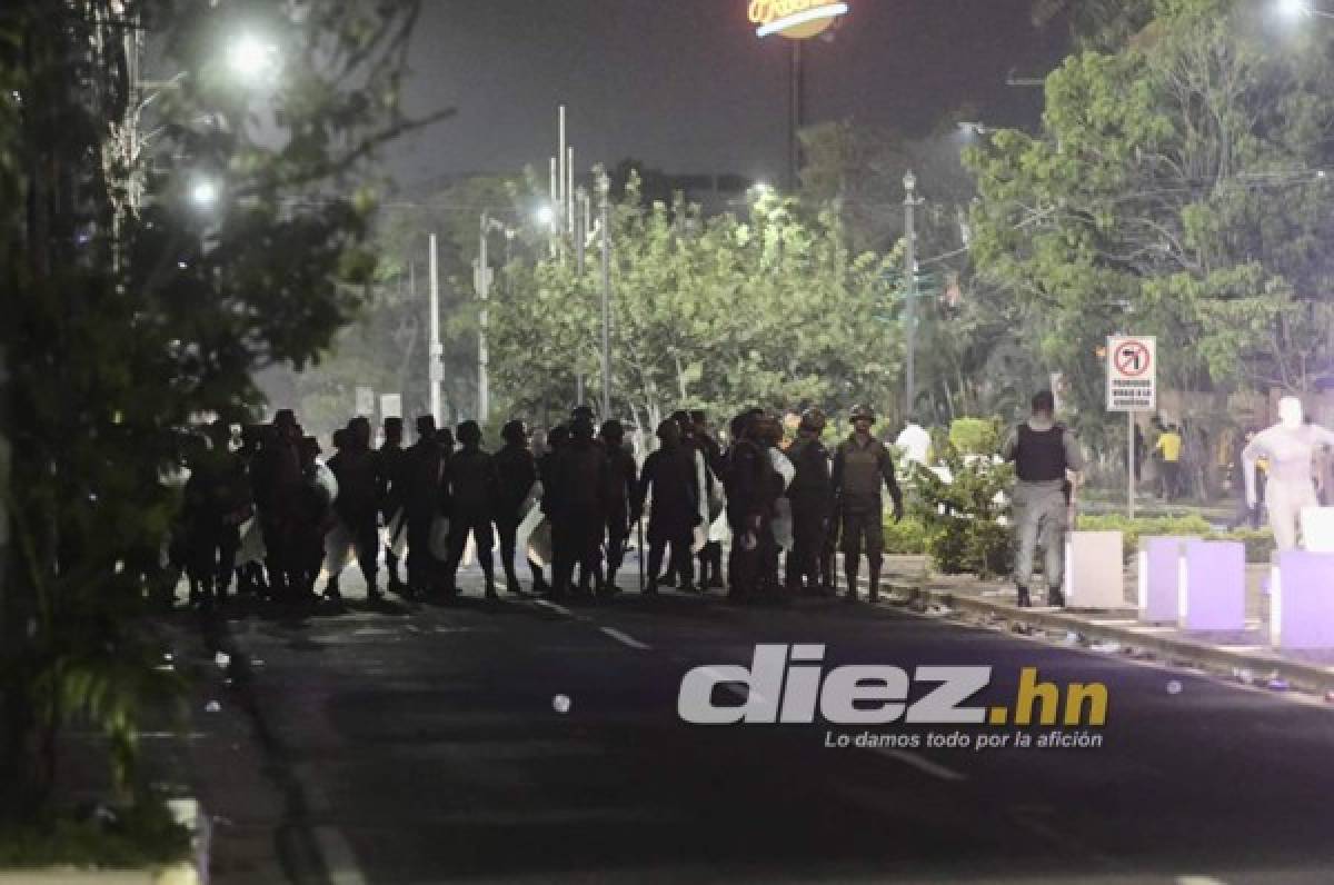 FOTOS: Reclamos, altercados y bombas lacrimógenas en el estadio Morazán