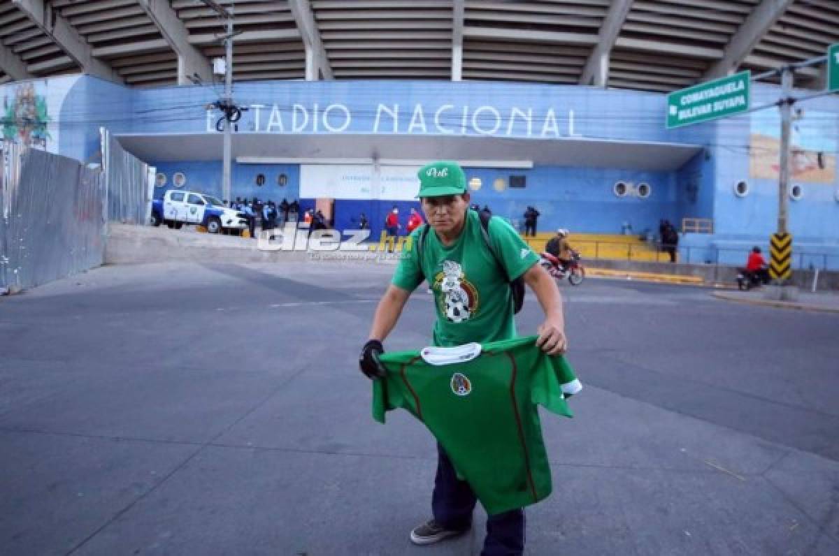 Un aficionado mexicano llegó a las afueras del estadio Nacional para darle ánimos al América. FOTO: Johnny Magallanes.