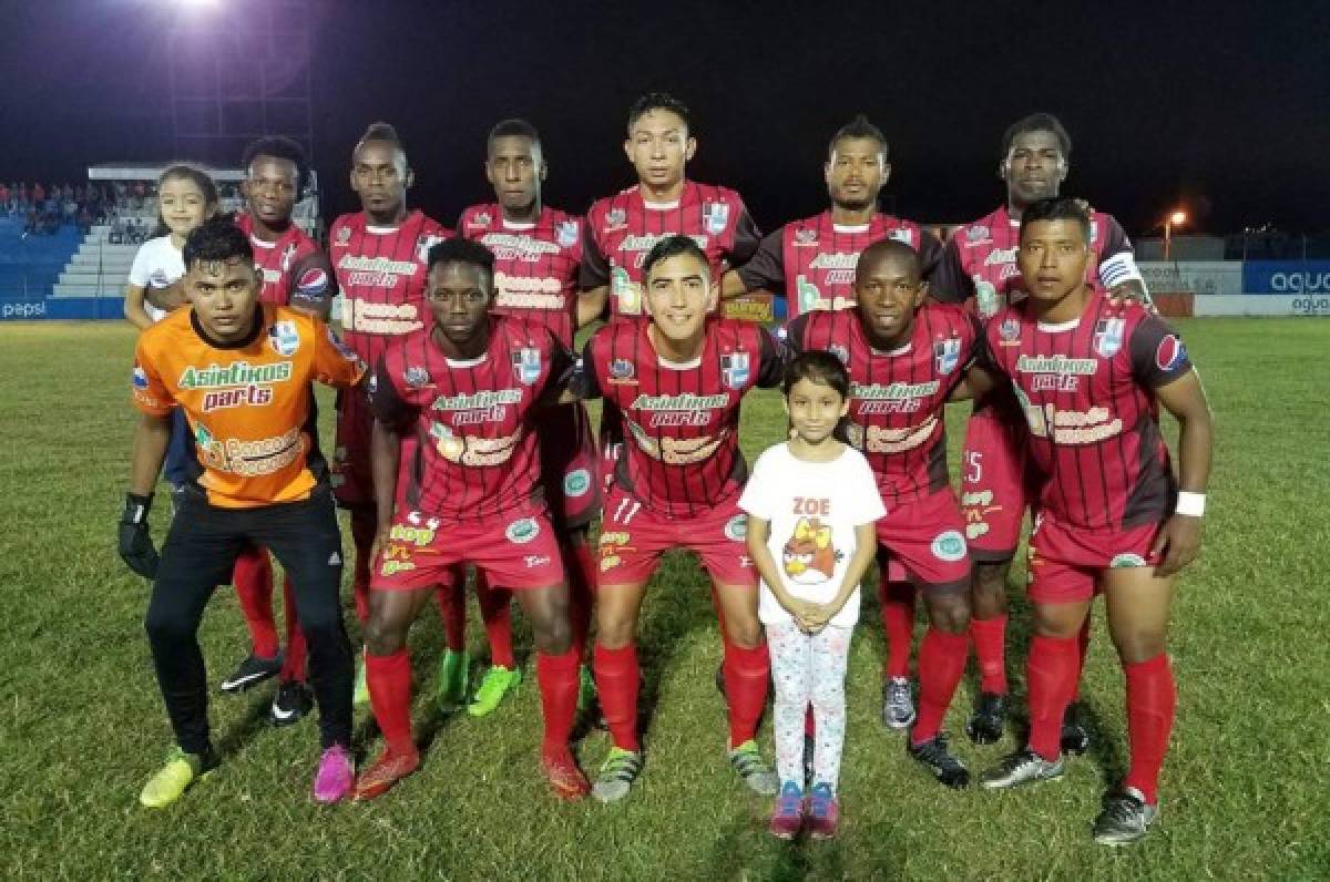 Deportes Savio le da premio a sus jugadores luego de eliminar al Honduras Progreso