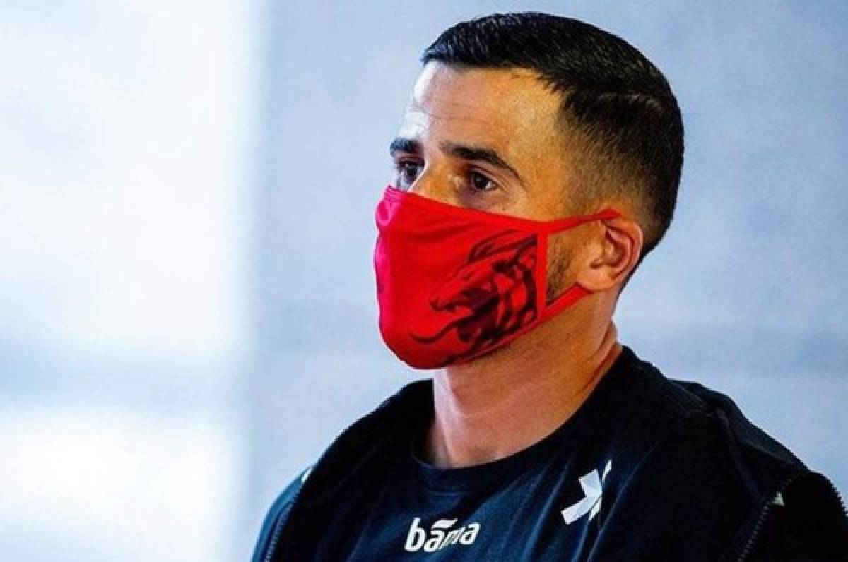 Qué lamentable: Jugador del Galatasaray sufre daños en los ojos por explosión de juegos pirotécnicos