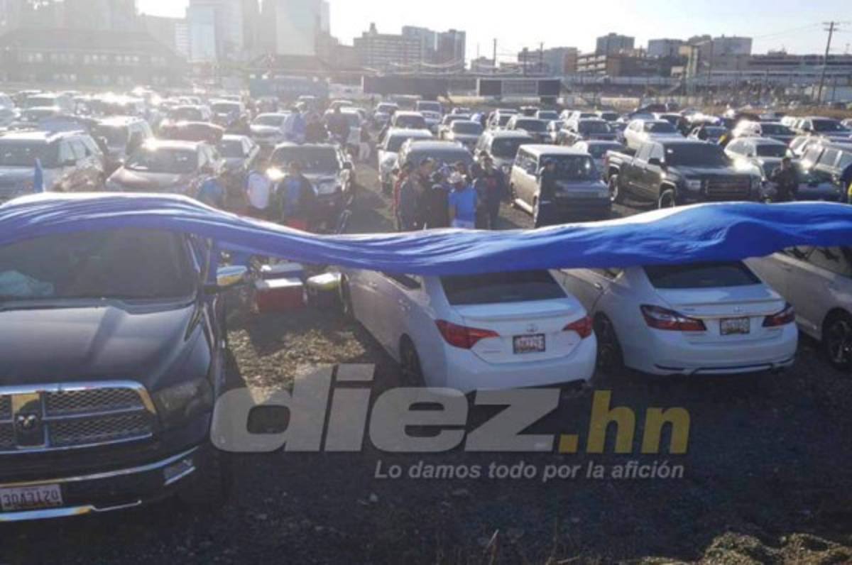 Aficionados catrachos ponen el ambiente en las afueras del Red Bull Arena previo al Ecuador- Honduras