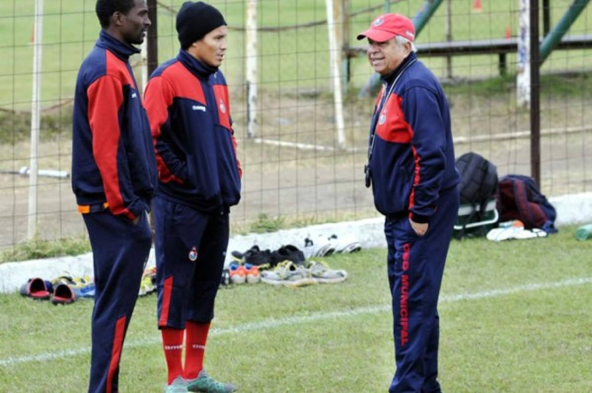 'Rambo' de León lamenta la muerte de su ex técnico, Anibal Ruiz