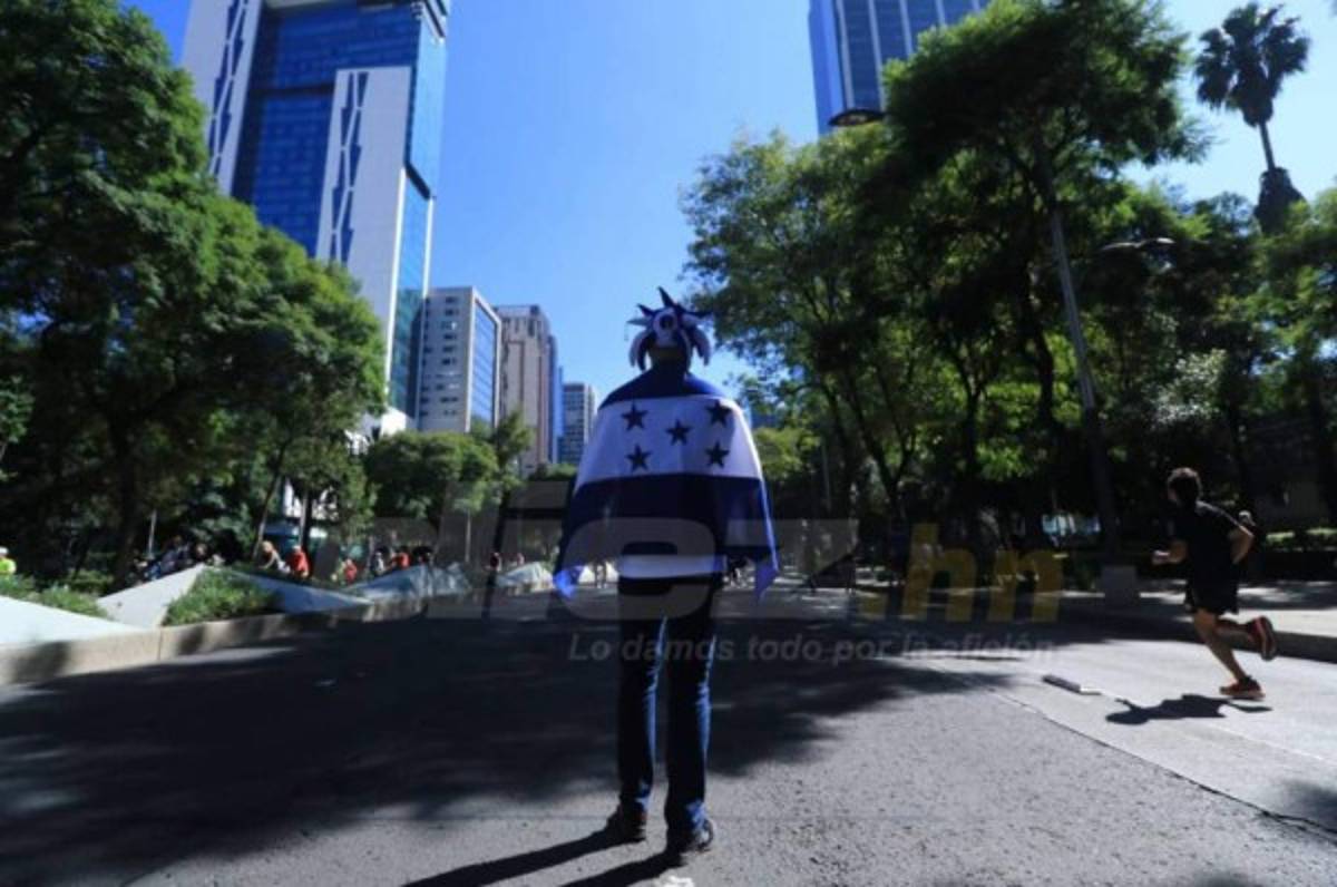 ¡Tomaron el Ángel de la Independencia! Hondureños decoran el centro del D.F. previo al choque ante México