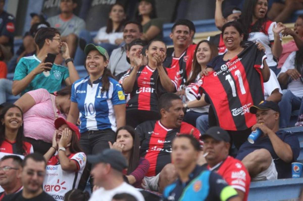 Familia de Alex López celebró su gol en la gradería del estadio Nacional