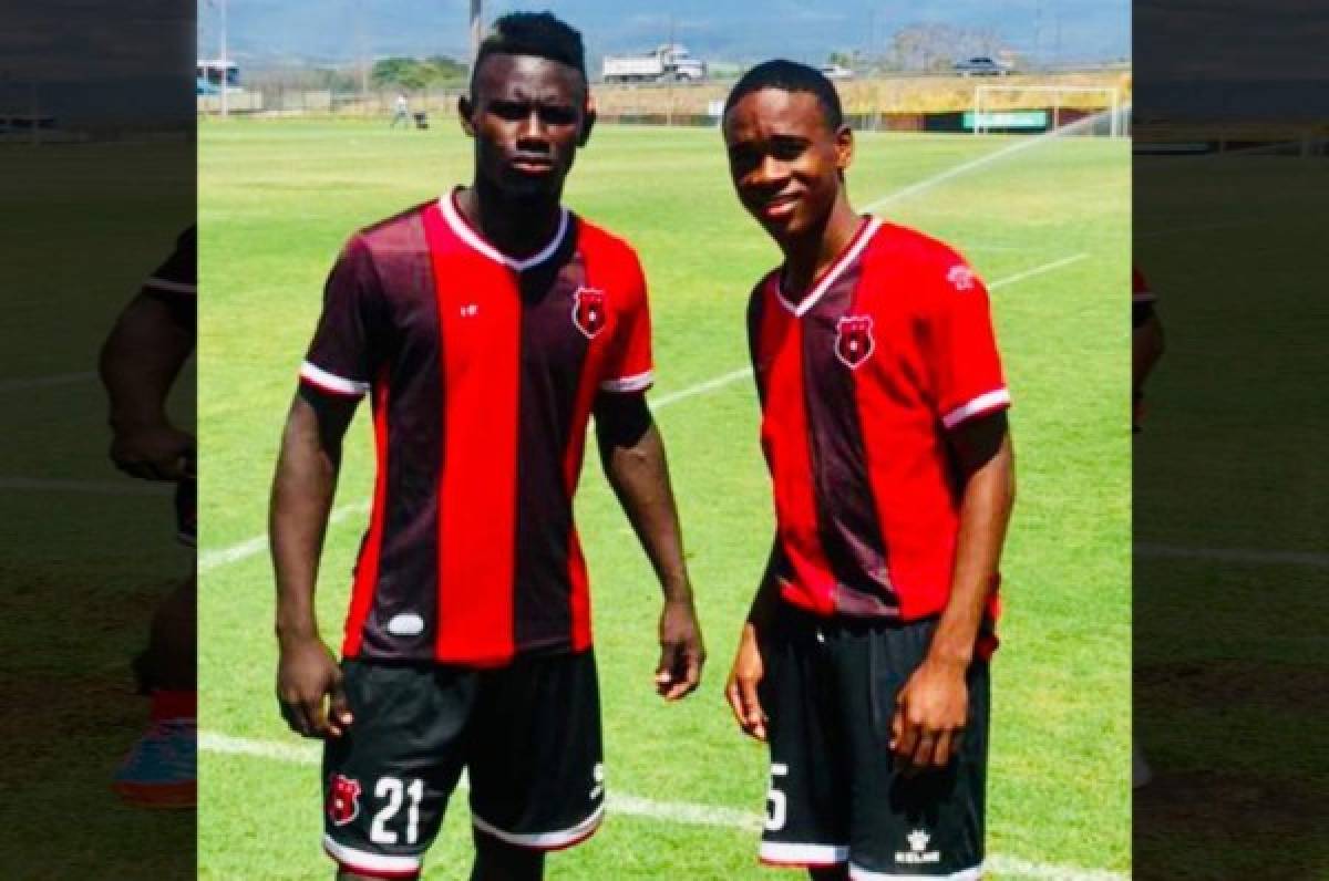 Liga Alajuelense de Costa Rica piensa en futuro y ficha a dos jóvenes promesas del fútbol hondureño